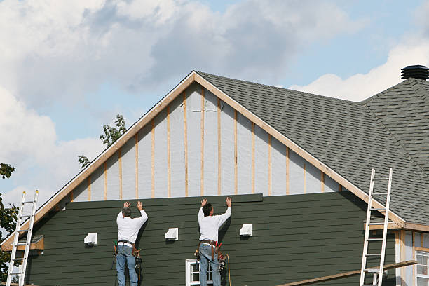 Professional Siding technician working in Edgewood, OH
